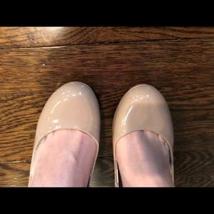 Tan/cream patent leather pumps/heels